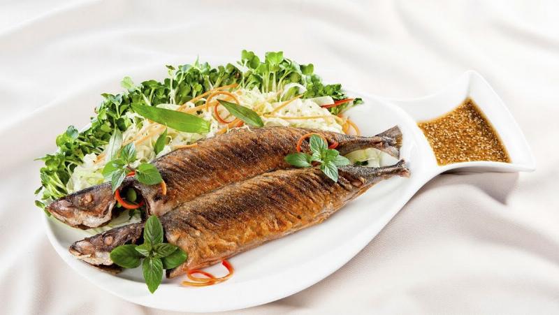 Cá nục chiên sả ớt ăn kèm cơm nóng và canh rau